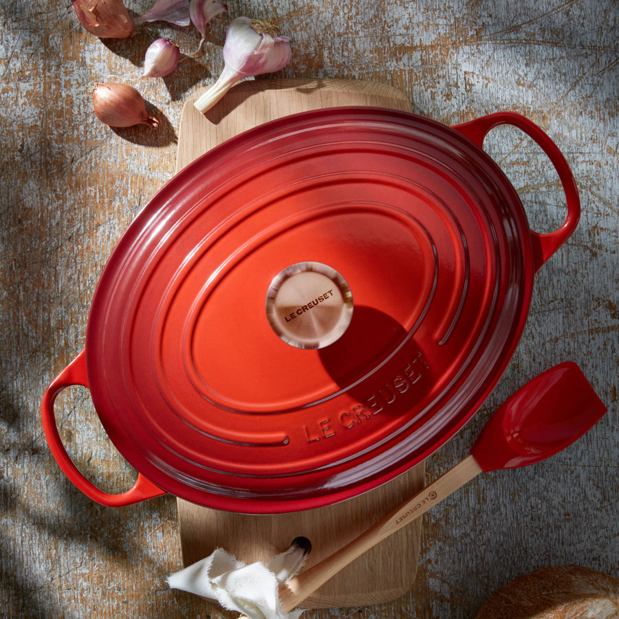 Le Creuset Cocotte ovale Signature en fonte émaillée, 8 litres, Rhone avec bouton doré Le Creuset Cocotte ovale Signature en fonte émaillée, 8 litres, Rhone avec bouton doré